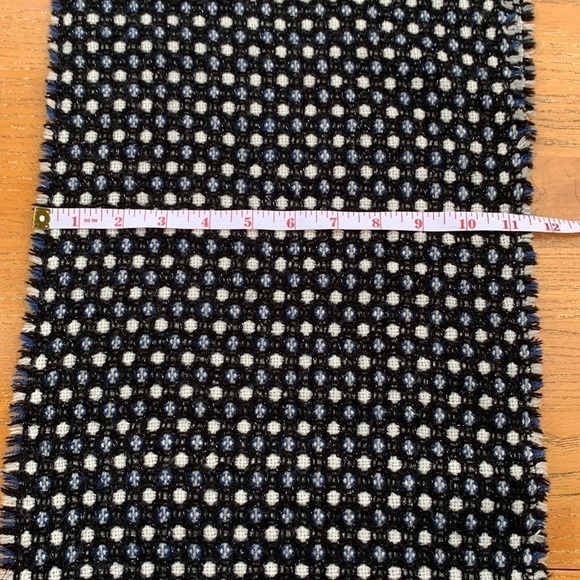 Banana republic scarf variegated pattern in black blue white with fringe - Picture 9 of 10